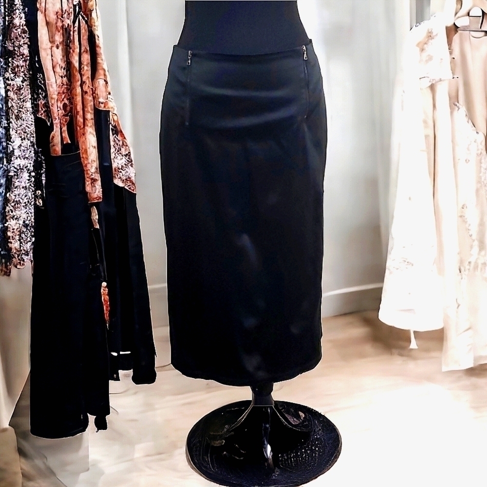 Fit and flared pencil skirt by Lida Baday‎